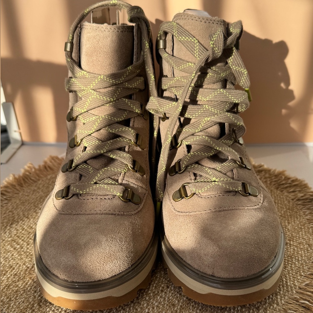 Sorel Women's Tan Lace Up Boots Brand New Leather. Waterproof. Size 8.5